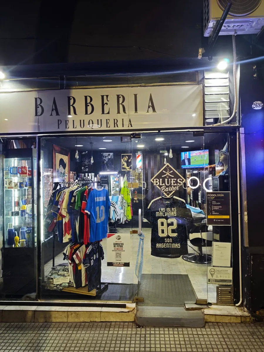 Vidriera del showroom de Bochita Store en Belgrano, CABA, con camisetas de fútbol exhibidas